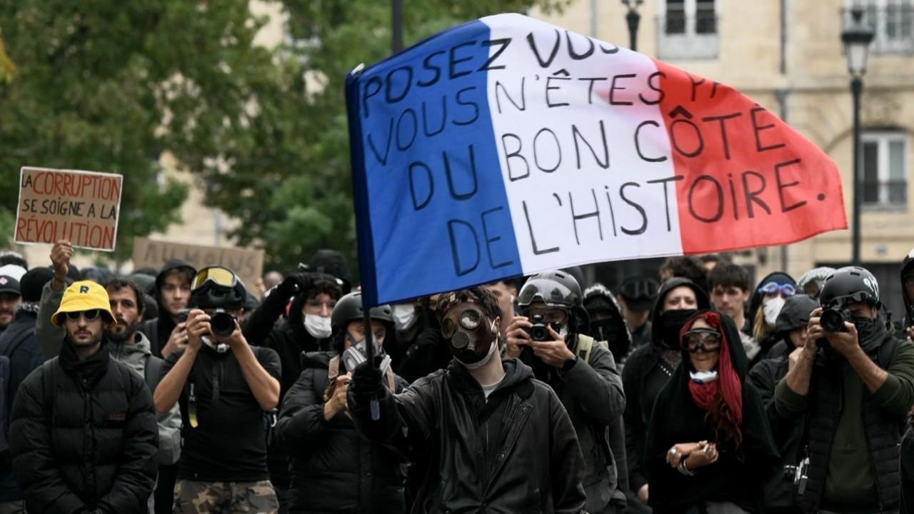 Mass protests sweep France: Up to 800,000 take to streets, nearly 1,000 arrested