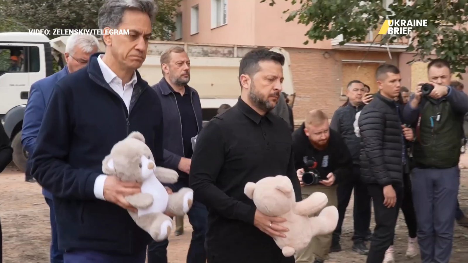 Zelenskyy and Miliband honor 22 victims of Russian strike in Pryluky