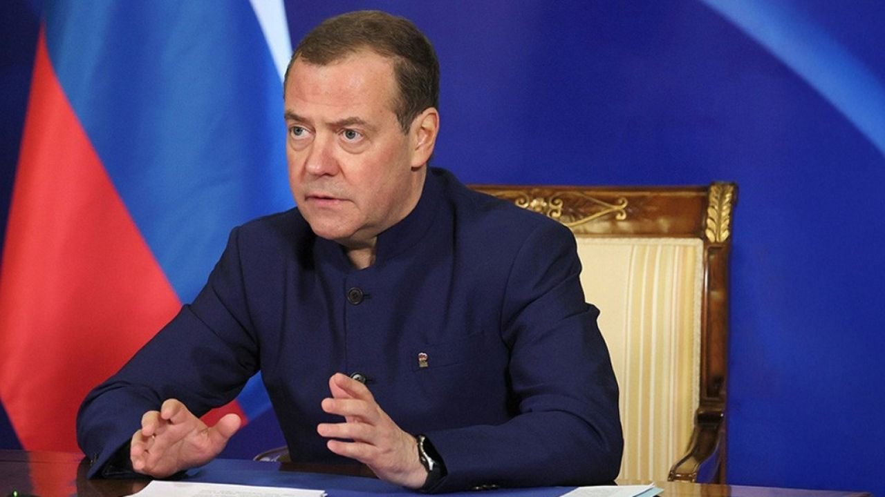 Medvedev urges Trump to use Pentagon and CIA to remove Zelenskyy